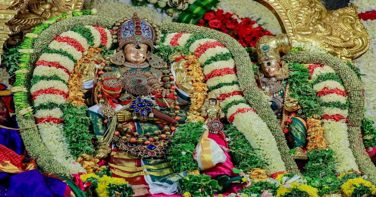 மதுரை மீனாட்சி அம்மன் கோயில்: உலகின் எட்டாவது அதிசயம்!