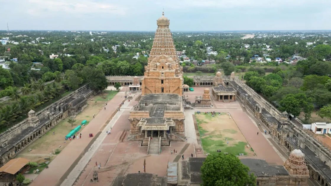 உலகமே வியக்கும் தஞ்சாவூர் பிரகதீஸ்வரர் கோயில்: தமிழன் கட்டிய கட்டிடக்கலை அதிசயம்!